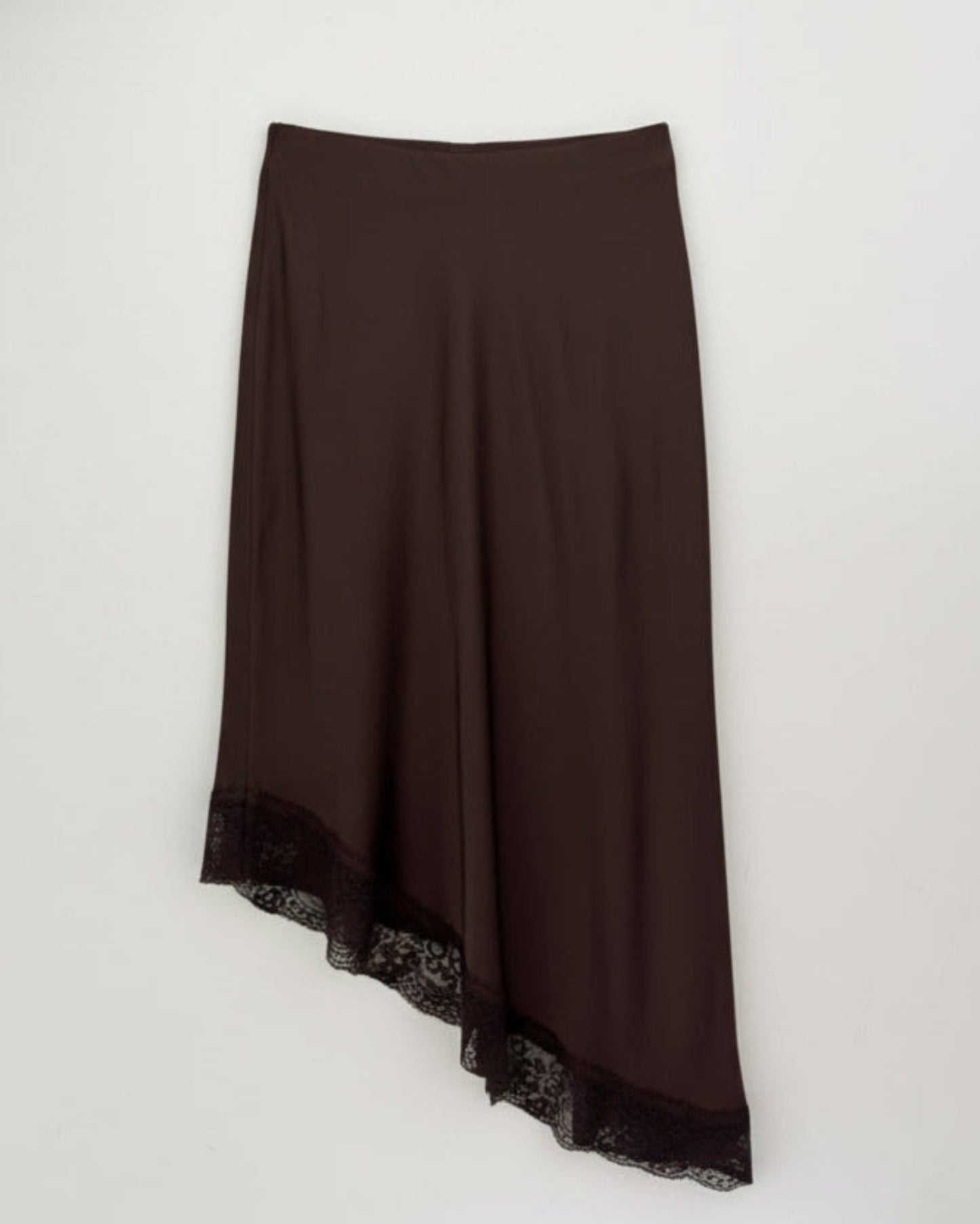 FALDA SATINADA ASIMETRICA ENCAJE MARRÓN