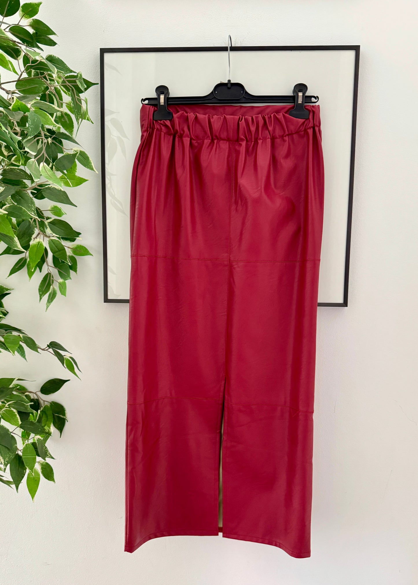 FALDA RECTA MIDI EFECTO PIEL ROJA