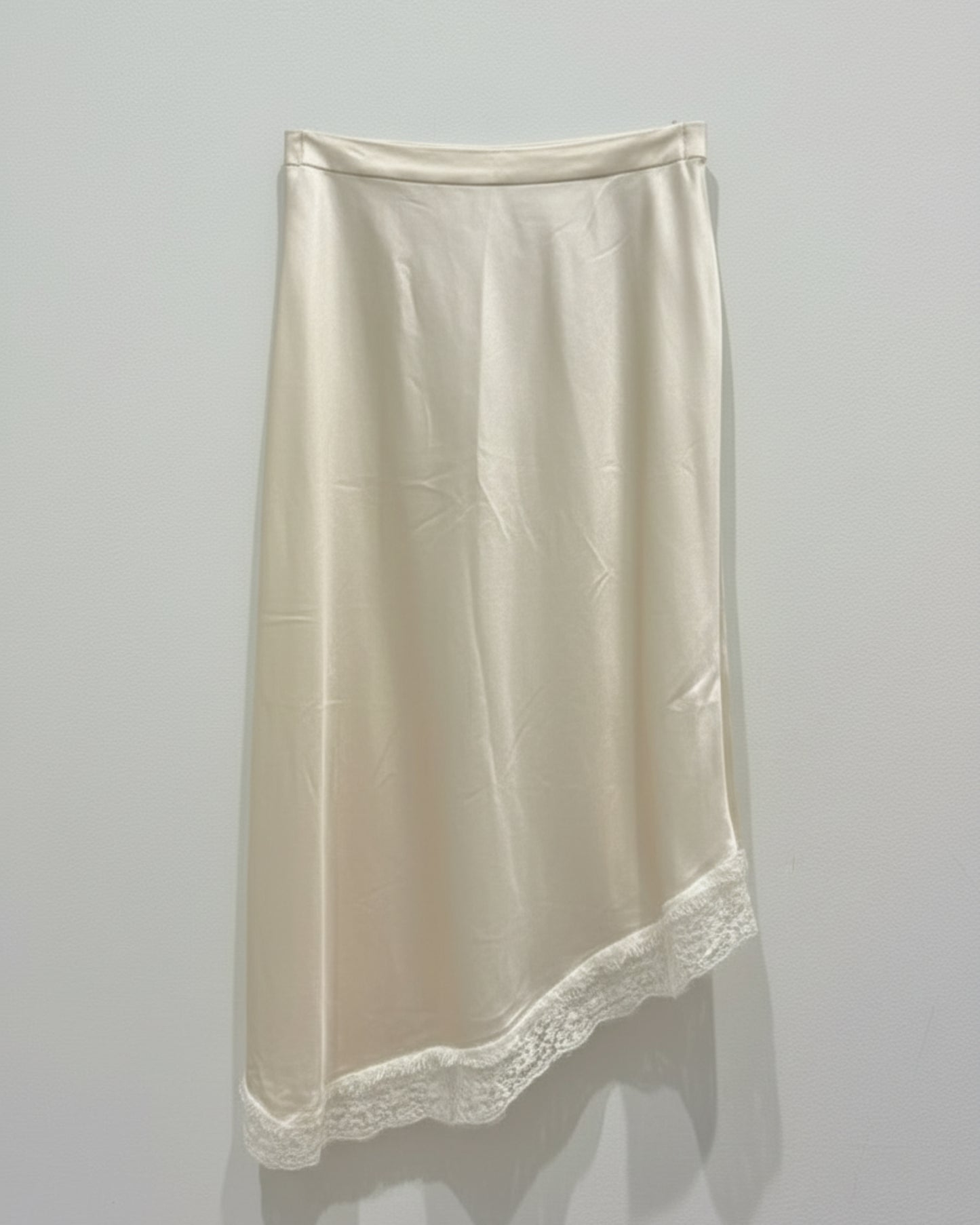 FALDA SATINADA ENCAJE ASIMETRICA BEIGE