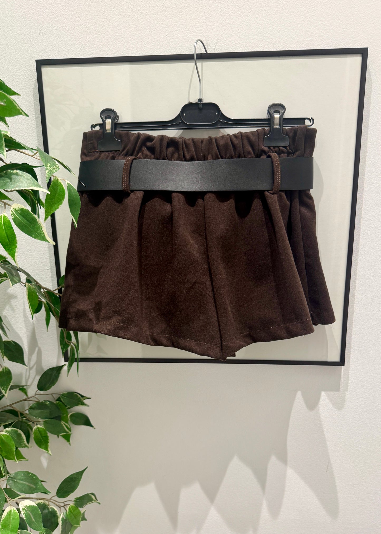 FALDA PANTALON TABLAS CINTURÓN MARRÓN