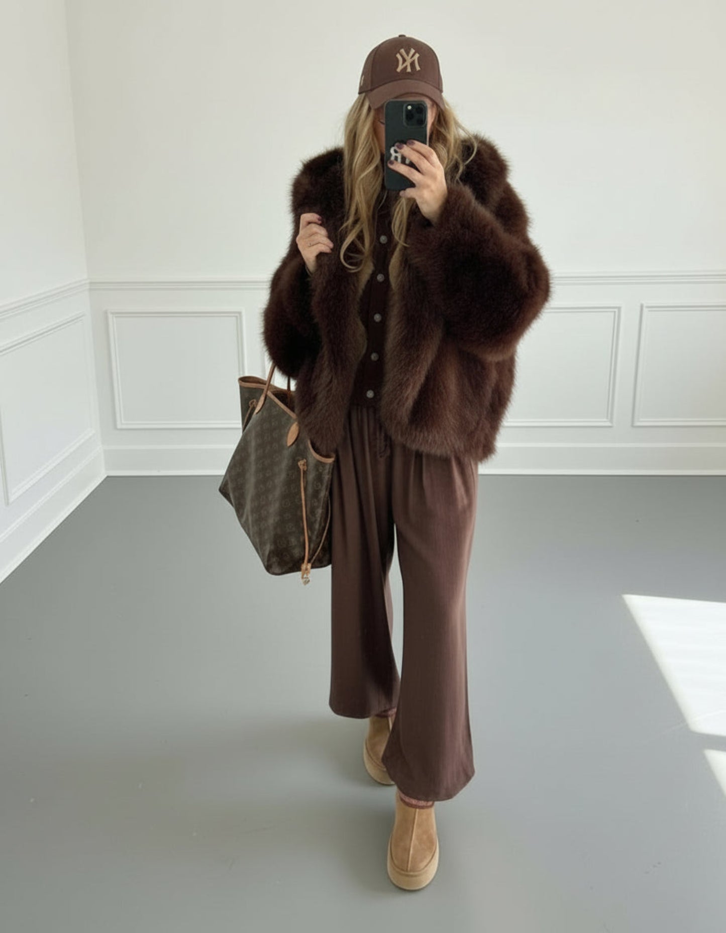 ABRIGO CORTO CAPUCHA EFECTO PELO MARRÓN