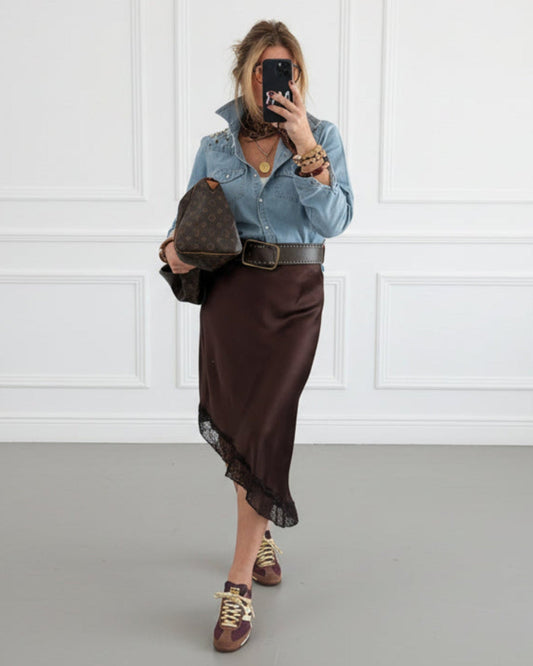 FALDA SATINADA ASIMETRICA ENCAJE MARRÓN