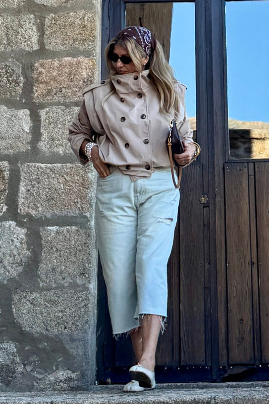 TRENCH CORTO PLIEGUES