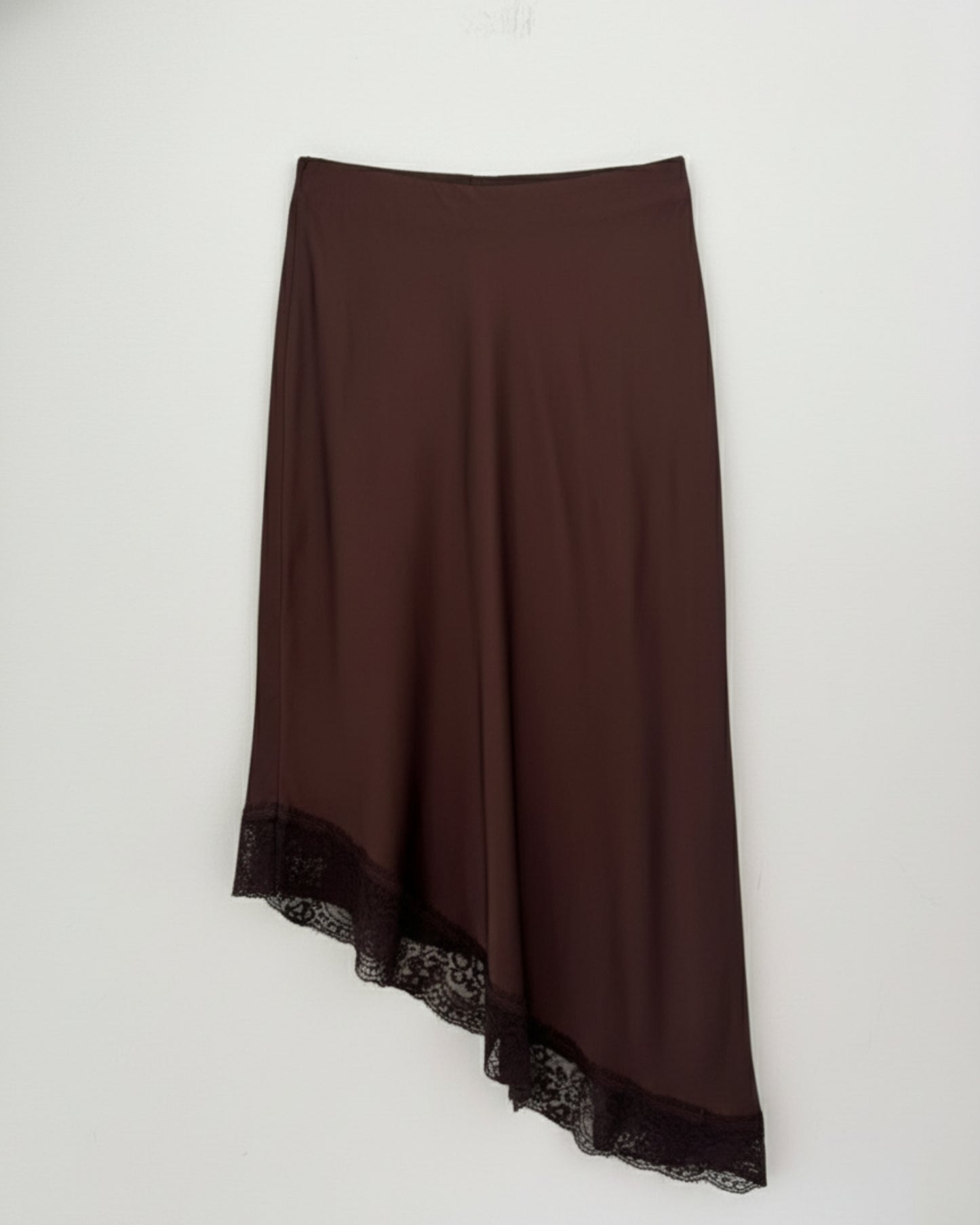 FALDA SATINADA ASIMETRICA ENCAJE MARRÓN