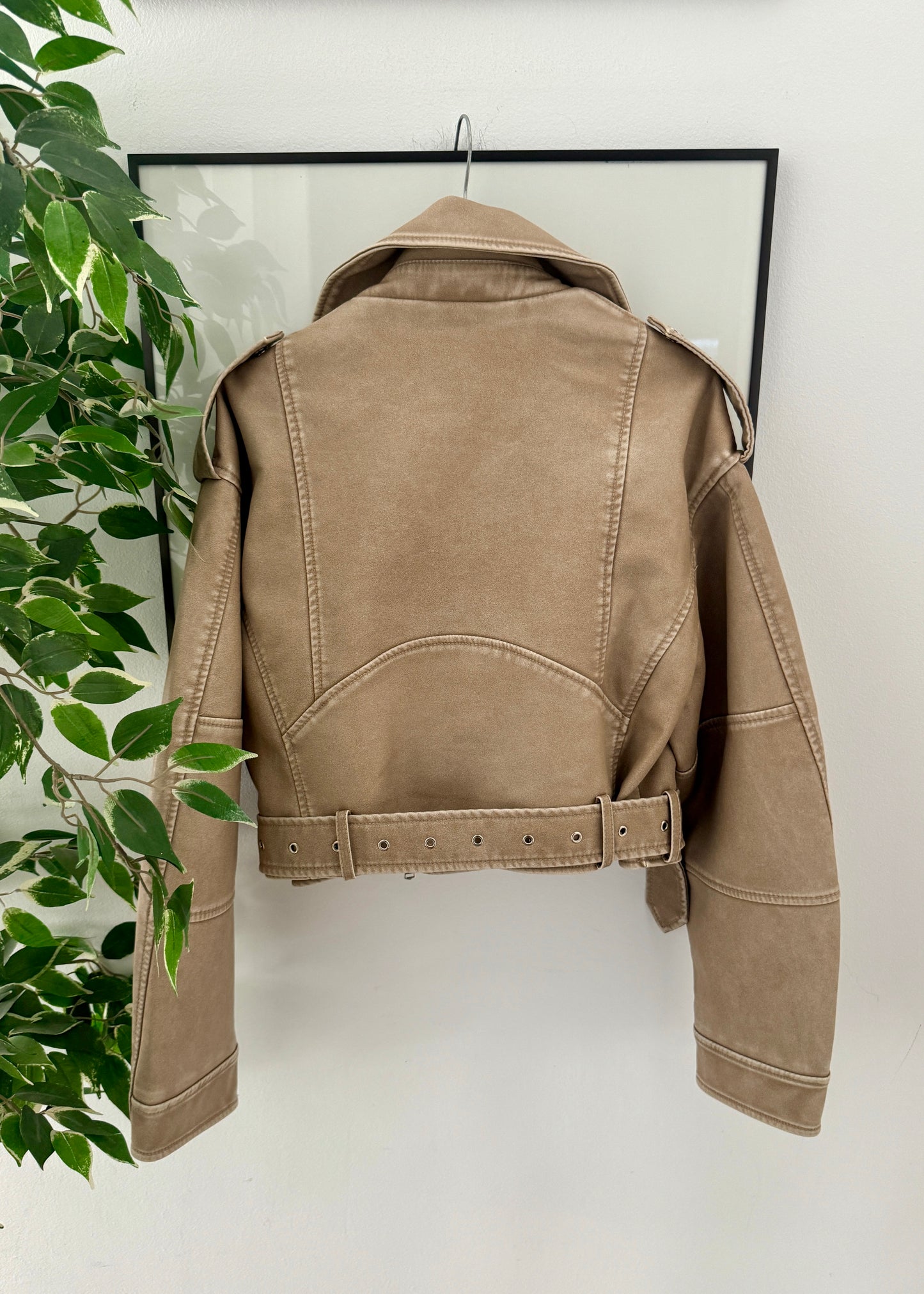 CAZADORA BIKER CROP EFECTO PIEL BEIGE