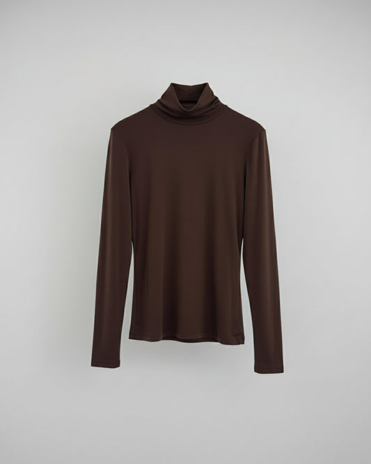 CAMISETA CUELLO SUBIDO MARRÓN