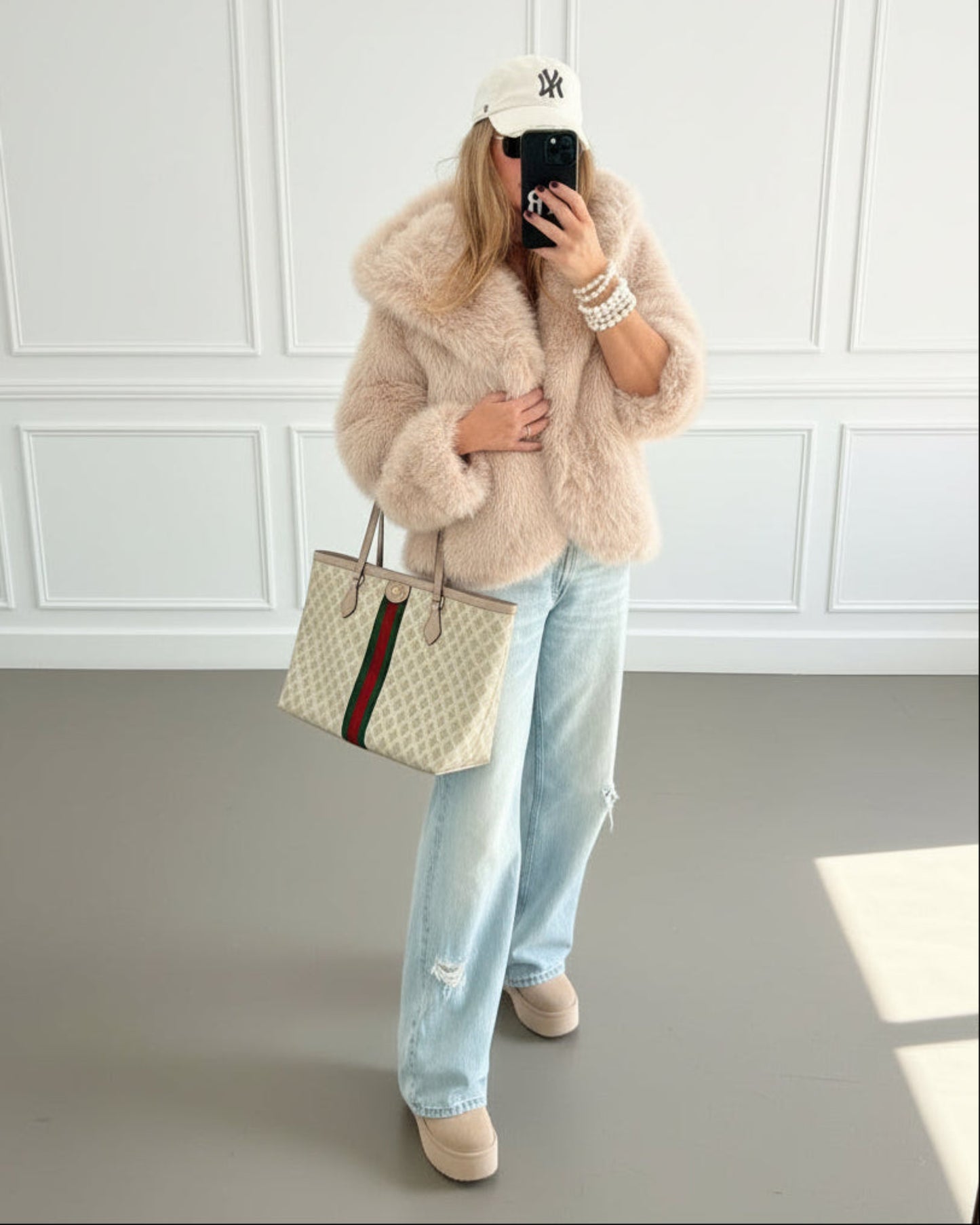 ABRIGO CORTO CAPUCHA EFECTO PELO BEIGE