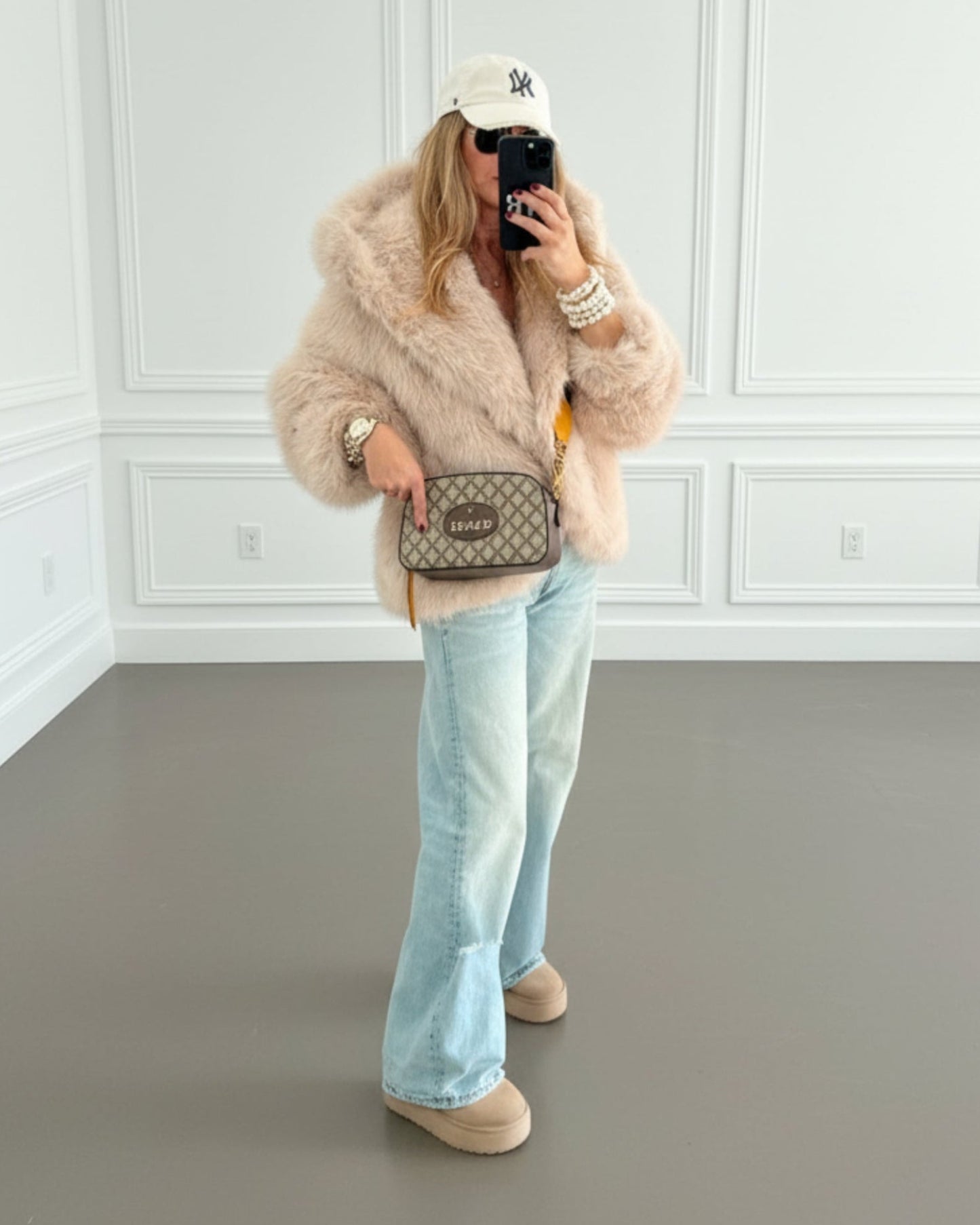 ABRIGO CORTO CAPUCHA EFECTO PELO BEIGE