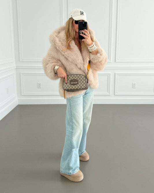 ABRIGO CORTO CAPUCHA EFECTO PELO BEIGE