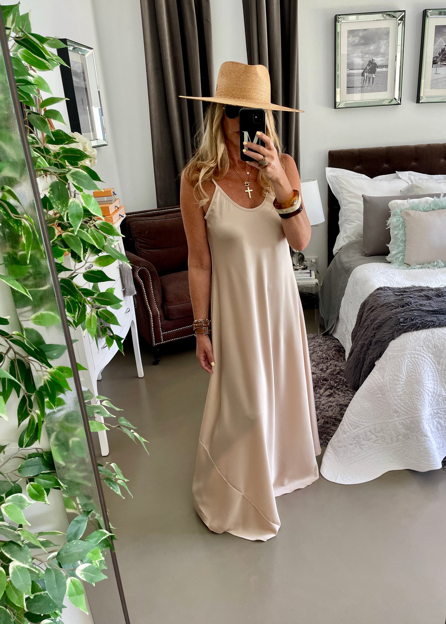 VESTIDO LARGO SATINADO BEIGE