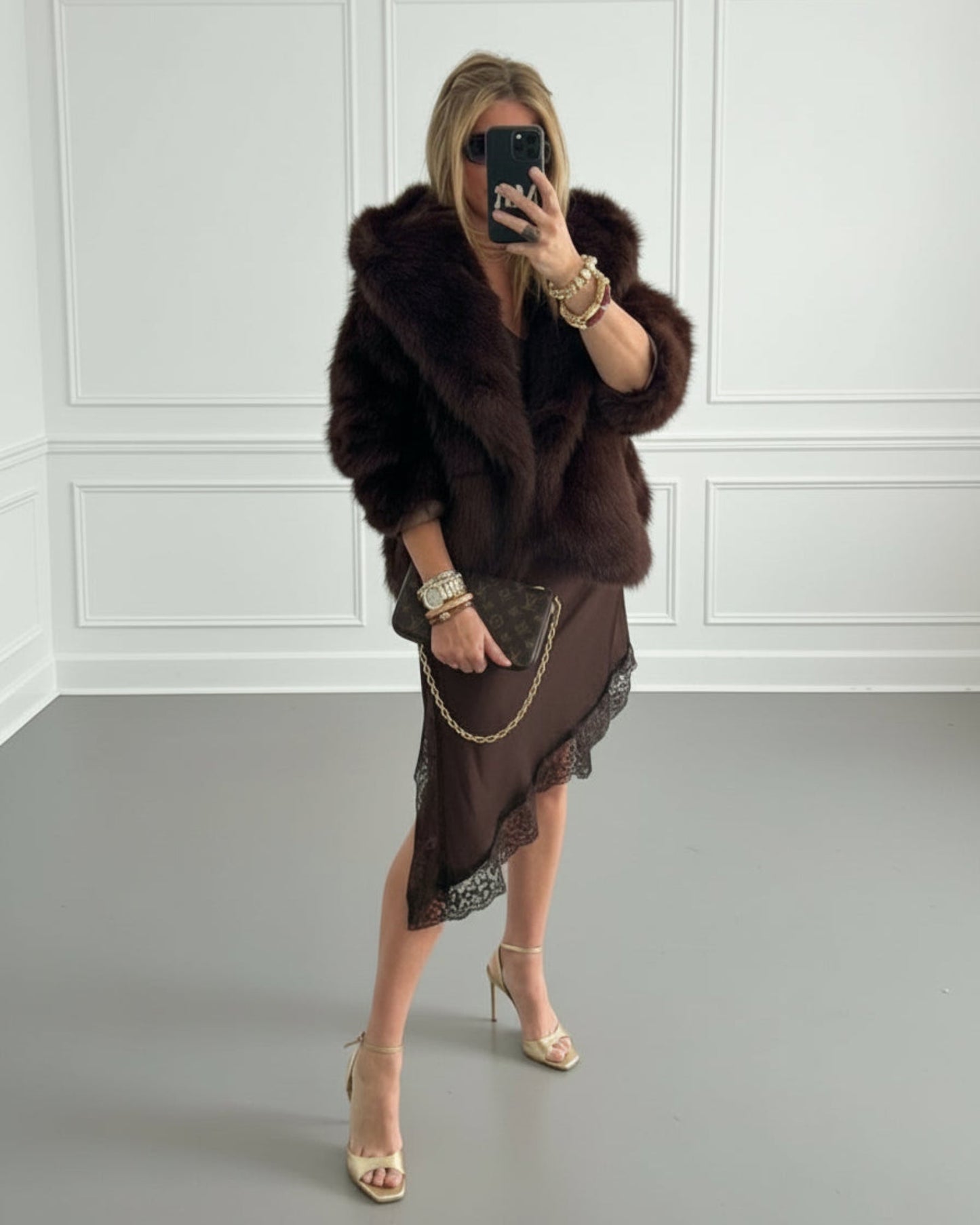 ABRIGO CORTO CAPUCHA EFECTO PELO MARRÓN