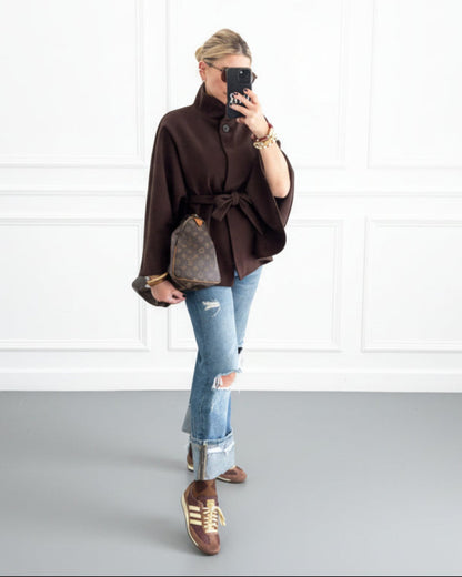 ABRIGO CORTO CAPA CON CINTURÓN