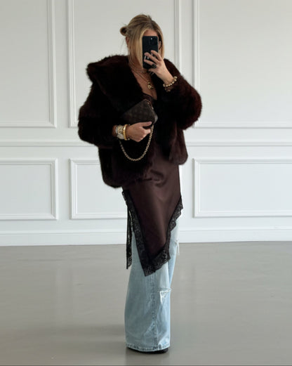 ABRIGO CORTO CAPUCHA EFECTO PELO MARRÓN