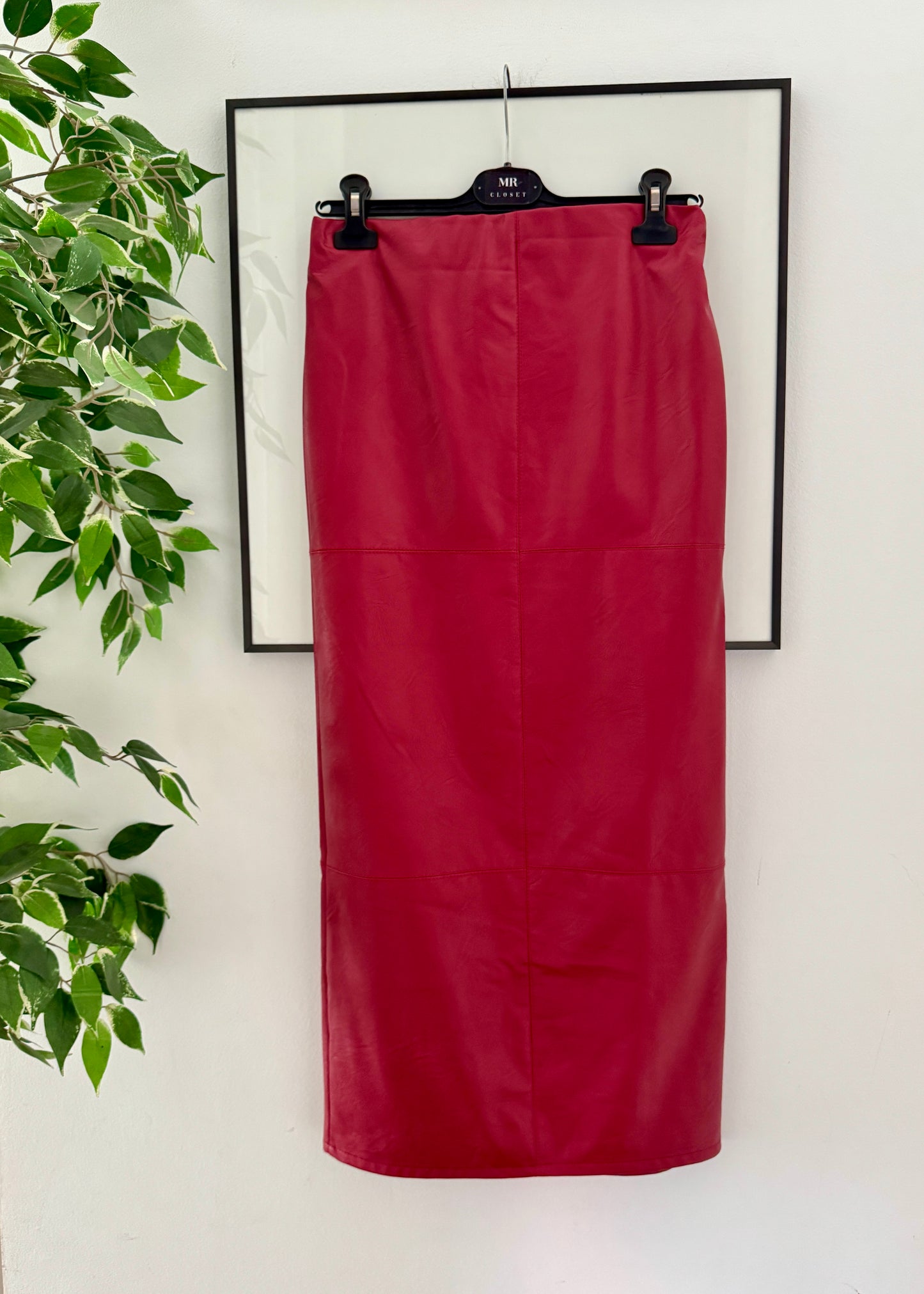 FALDA RECTA MIDI EFECTO PIEL ROJA