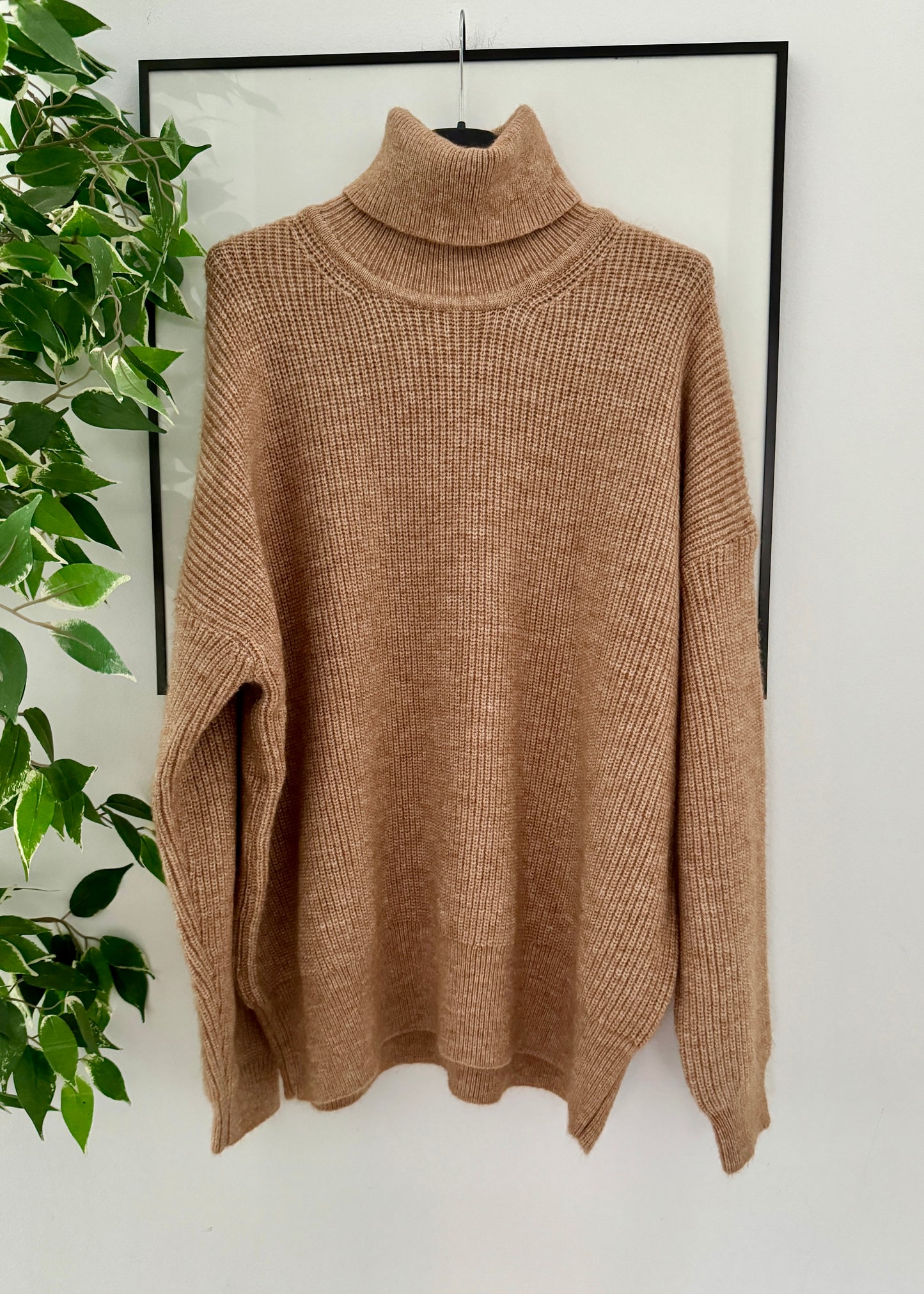 JERSEY OVERSIZE CUELLO SUBIDO CAMEL