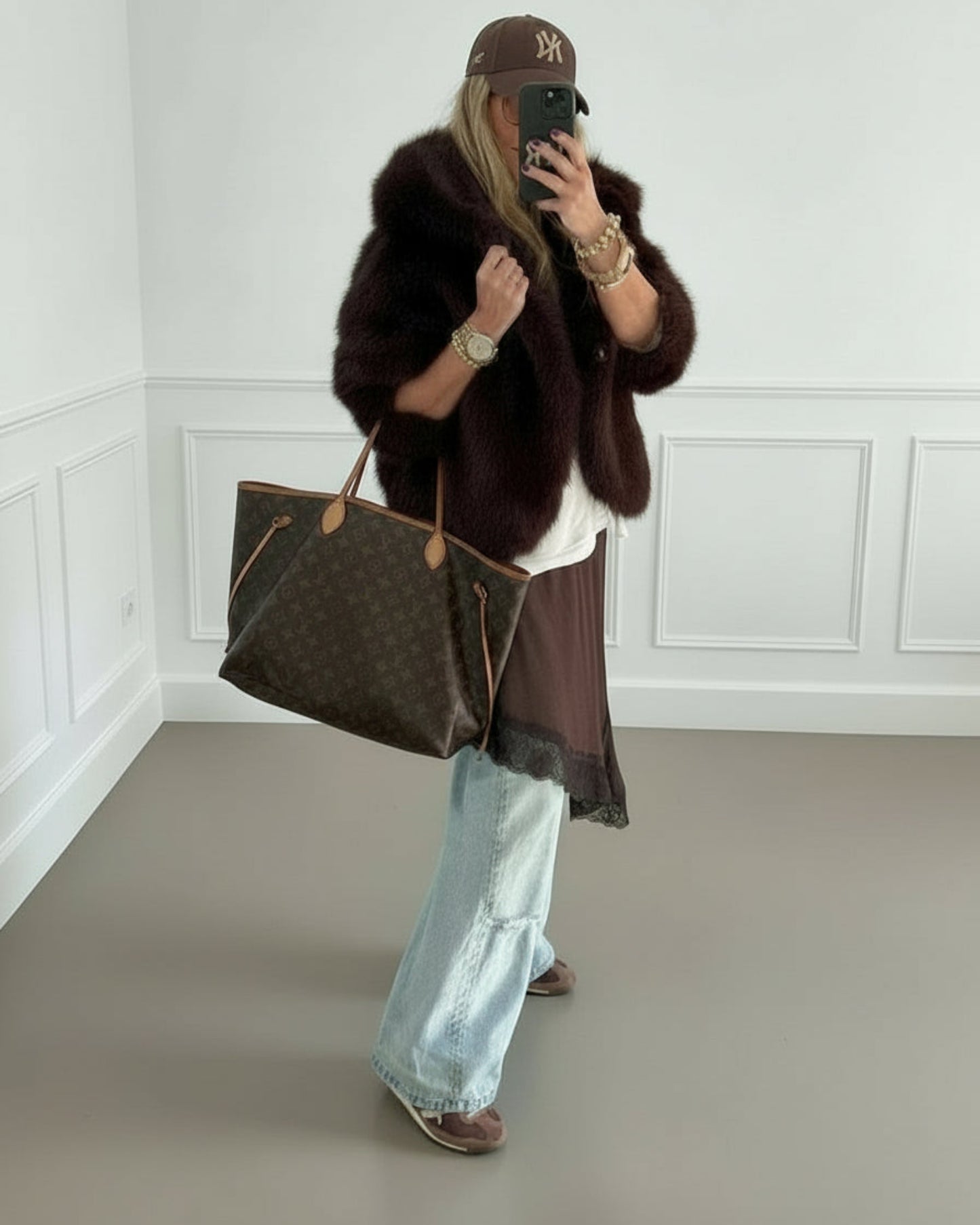 ABRIGO CORTO CAPUCHA EFECTO PELO MARRÓN