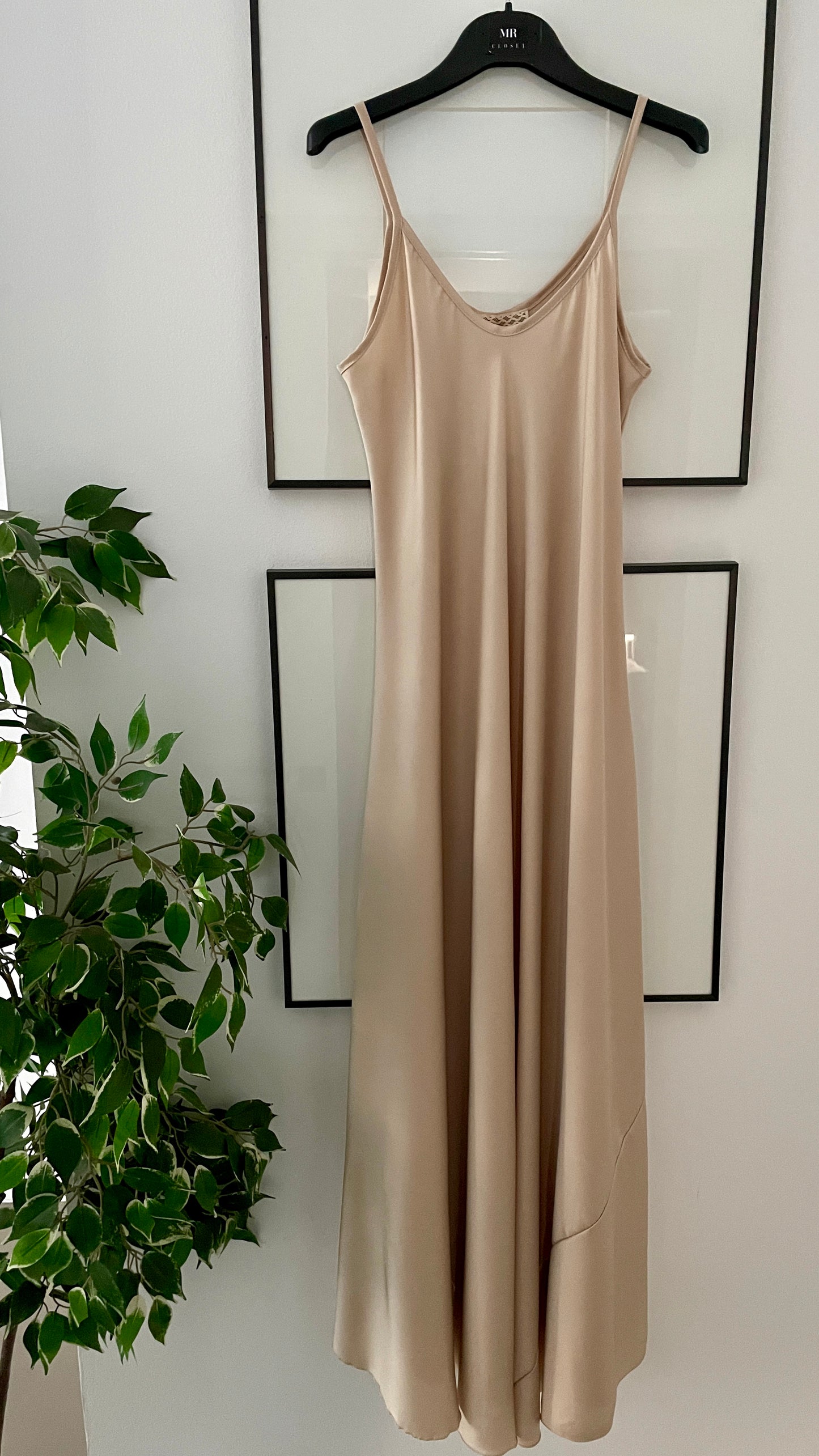 VESTIDO LARGO SATINADO BEIGE